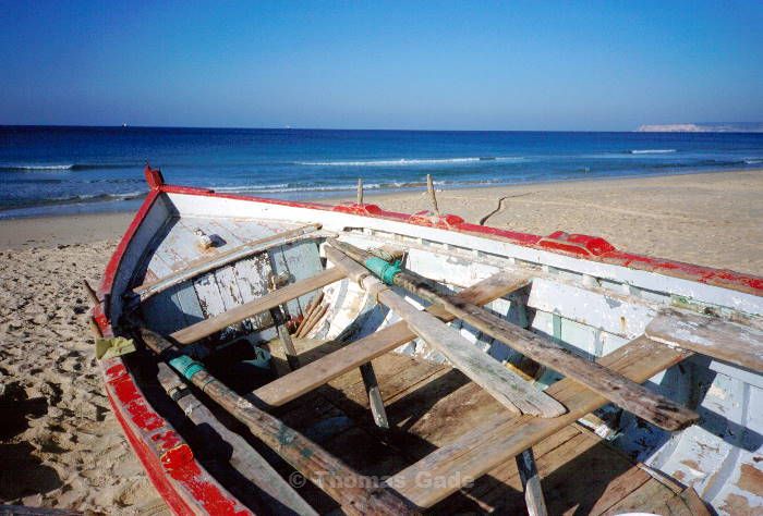 Zahara de los Atunes Fischerboot am Strand. Zahara de los Atunes