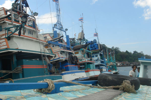 Der Hafen von Ranong. Große Fischerboote liegen auf dem Trockenen