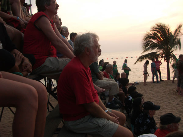 Die Passivaktivität des Alters. Ein Fußballturnier am Beach.