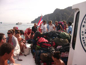 Ein Berg an Rucksäcken, bereit für die Ausschiffung in Railay