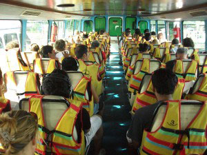 Die Schwimmweste immer griffbereit dient manchmal als wärmende Jacke im unterkühlten Fahrgastraum