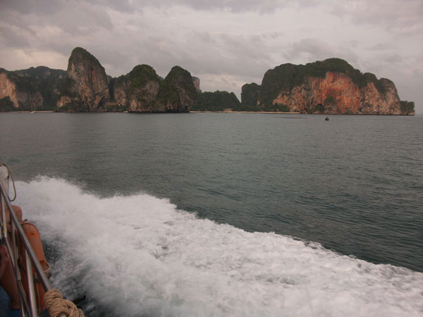 Das Fährboot rast auf die Felsformation Railay zu