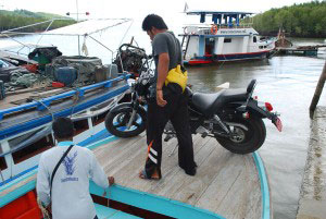 Das Motorrad ist an Bord
