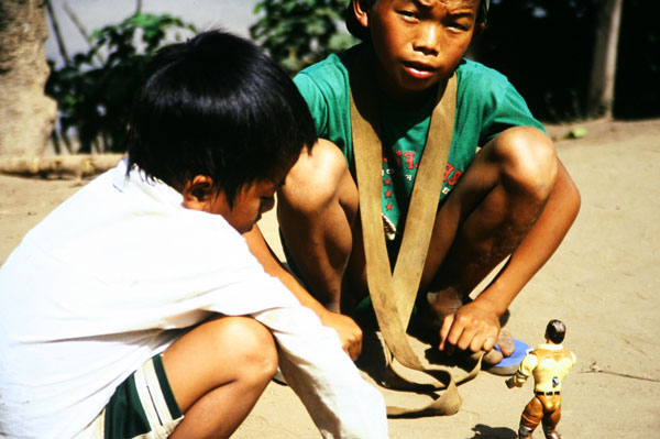 Kinder spielen immer, überall und mit allem. Das kann gefährlich werden in Laos