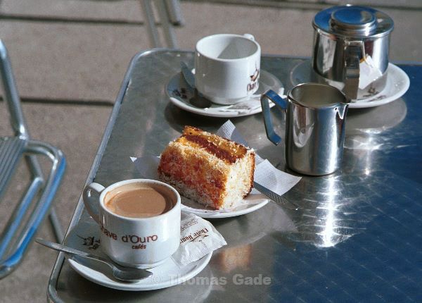 November 2000. Portugal. in Cacela. Kaffee und Kuchen Kaffee und Kuchen mit Ausblick