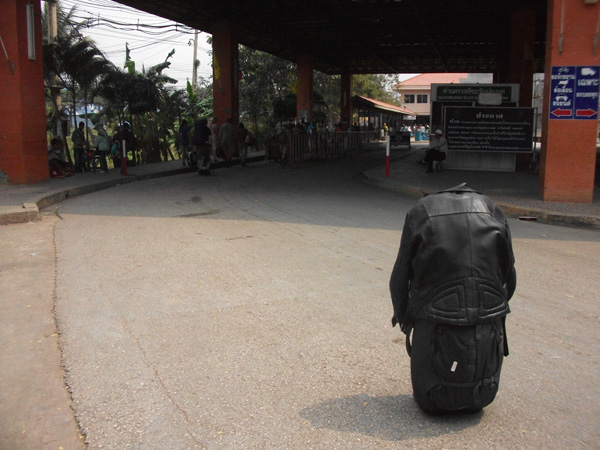 Die Reise einer Lederjacke durch Kambodscha