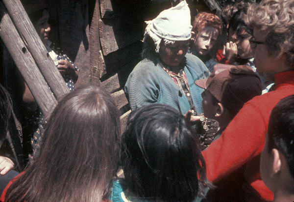 Mapuchen Indios Chile Südamerika Lateinamerika Eine Mapuchenfrau zeigt Schülern typischen Schmuck.
