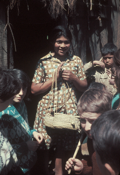 Mapuche. Frau mit geflochtenen Körben 