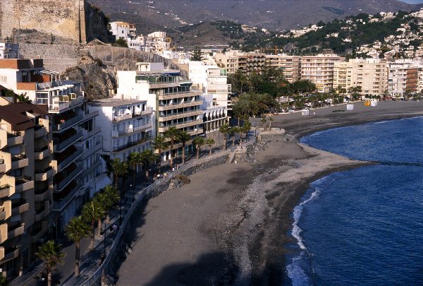November 2000. Spanien. Andalusien. Costa del Sol. Almunecar Hochhäuser an der Küste