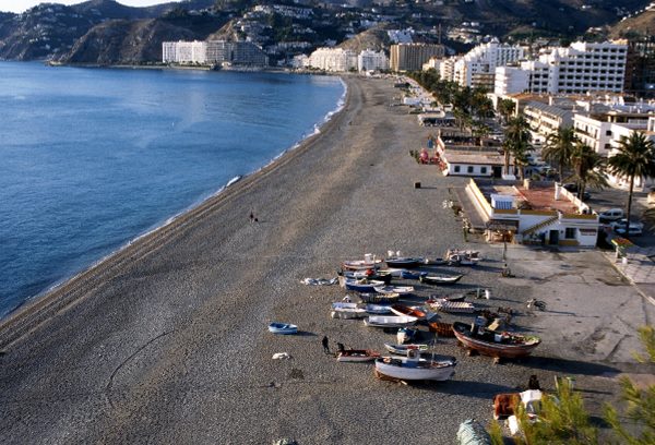 November 2000. Spanien. Andalusien. Costa del Sol. Almunecar Fischerboote am Strand