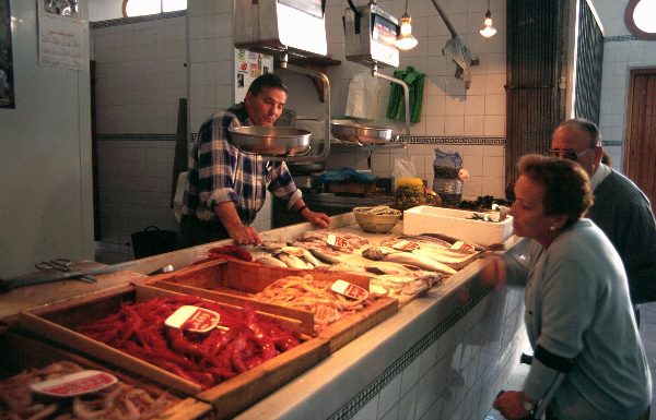 EspAnALMar199703-11 Fischverkauf