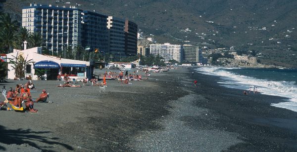 Spanien. Andalusien - Spain. Andalusia. - España Andalucía. Almunecar. Steiniger Strand und karge Landschaft