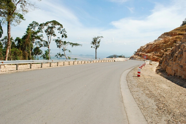 Kambodscha. Bokor Nationalpark Gewundene Bergstraße bester Qualität