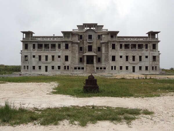 Kambodscha. Bokor Nationalpark Das Casino von Bokor. Der Beton ist noch feucht.