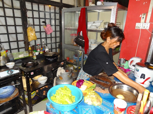 Kambodschanerin in ihrer Küche