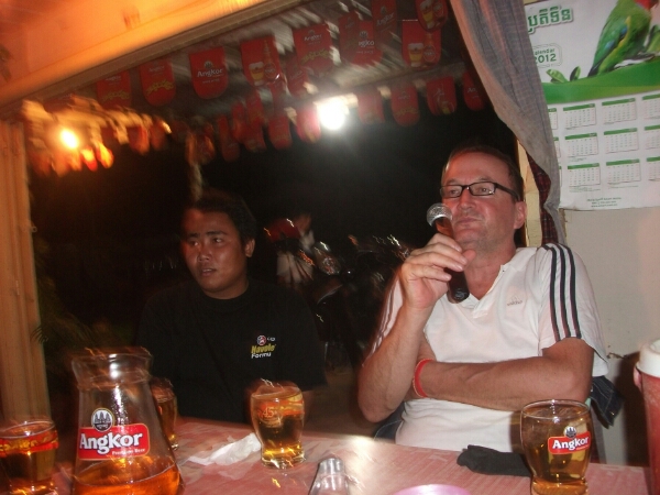 Gleich geht es los ... Karaokesänger in einer kambodschanischen Bar