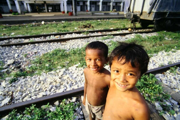 Kinder auf den Gleisen