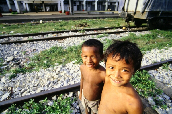 Kambodscha. Bahndamm Kinder auf den Gleisen