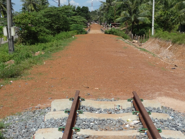 Kambodscha. Bahndamm Das Ende der Gleise. Wann geht es weiter?