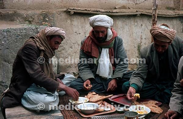 1968. Afghanistan. Männer beim Essen