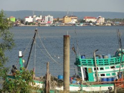 Khol Kong – Eine kambodschanische Stadt erwacht an der Grenze zu Thailand.