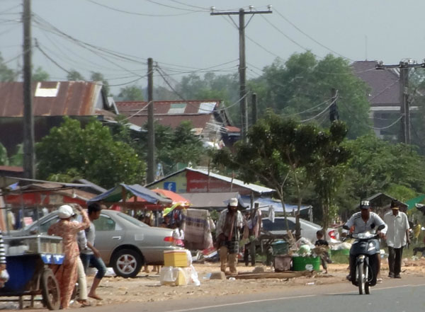 Kambodscha. Verkaufsstände und Müll am Straßenrand